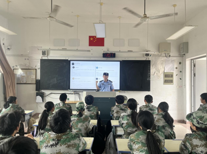 学校开展网络安全与行为规范主题宣讲进班级活动